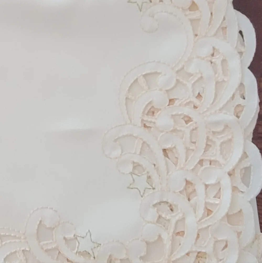 BEAUTIFUL BRAND NEW INBROIDERY TABLECLOTHS 38X56 INCHES